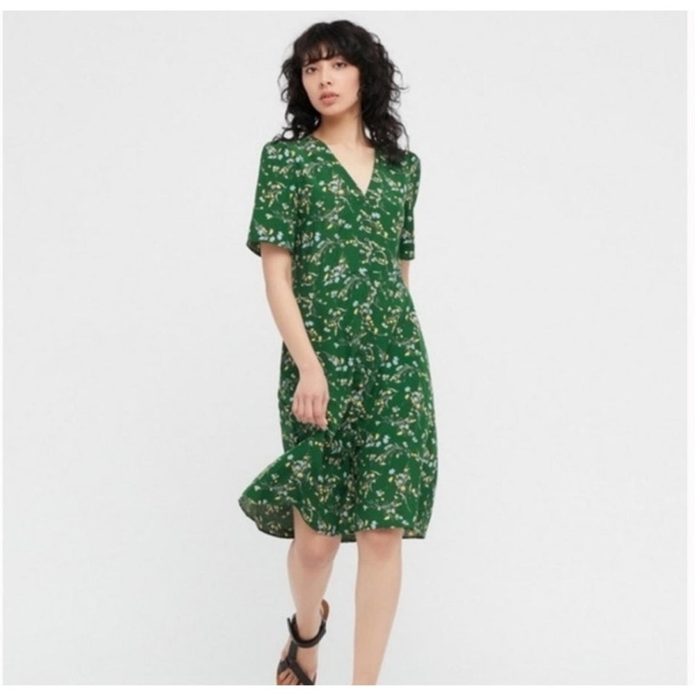 Uniqlo Green Floral Shirtdress Midi Size S V-Neck 100% Rayon
